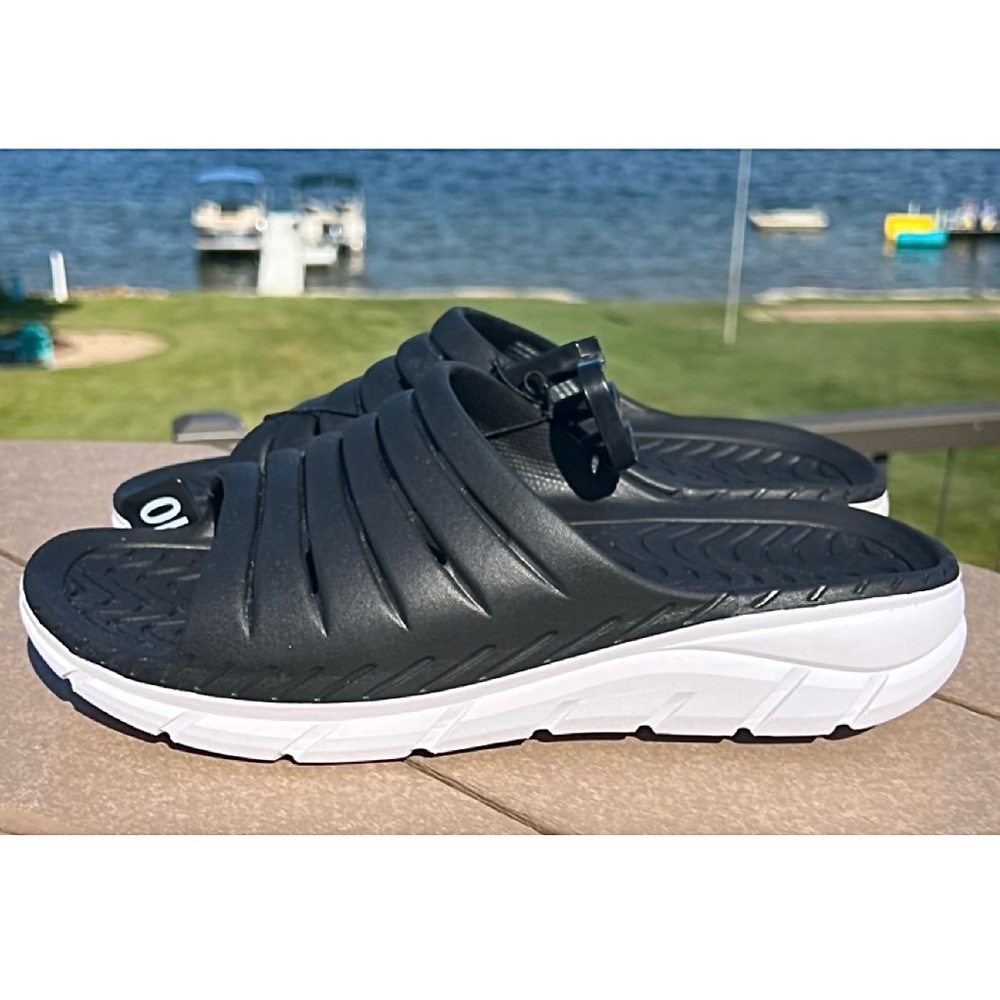 <JUST IN> AVIA Hightail Ribbed Black/White Rubber Slides! NEW!